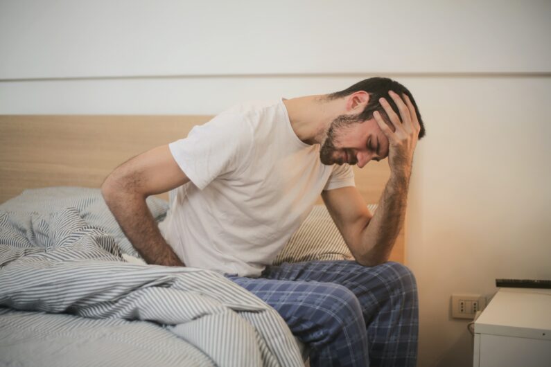 Oorzaken van nekpijn na een nacht slapen